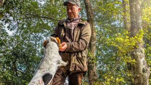Führer und Hund für die Trüffelsuche im Laconi-Gebiet ausgebildet