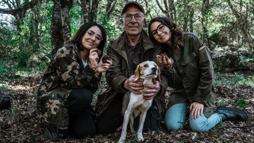 Führer und Hund für die Trüffelsuche im Laconi-Gebiet ausgebildet