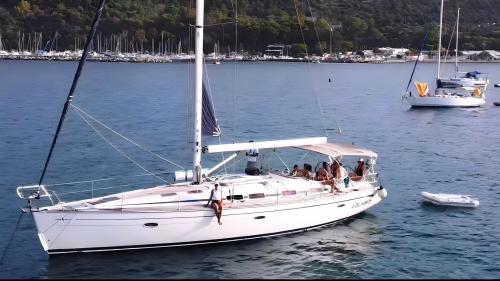 Turista a bordo di una barca a vela e porto di Cagliari