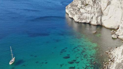 Scogliere del Golfo di Cagliari e mare turchese 