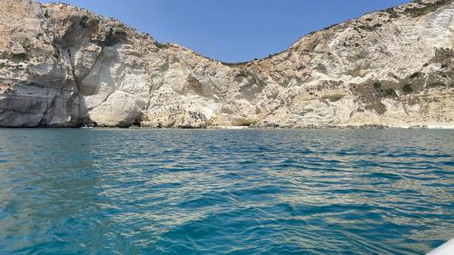 Alte scogliere davanti cui è possibile nuotare e fare snorkeling durante tour in barca a vela