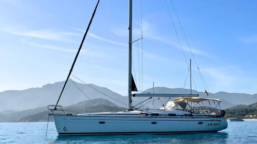 Barca a vela nel mare di Cagliari nel mare blu in cui fare snorkeling