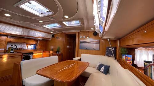 Interior de un velero en el Golfo degli Angeli, en el sur de Cerdeña
