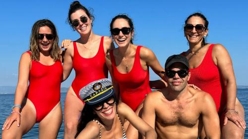 Grupo de chicas en excursión en velero de día completo con almuerzo 