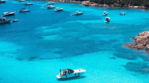 Bateaux dans les eaux cristallines de l'Archipel de La Maddalena