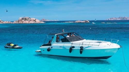 Bateau rapide dans les eaux cristallines de l'Archipel de La Maddalena