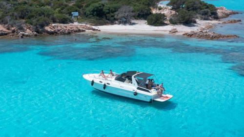 Bateau à moteur avec des personnes à bord dans les eaux de l'archipel de La Maddalena
