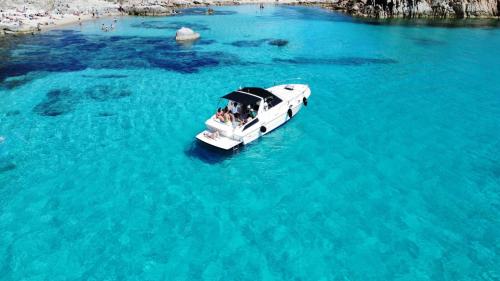 Vue de dessus de la vedette dans l'Archipel de la Maddalena
