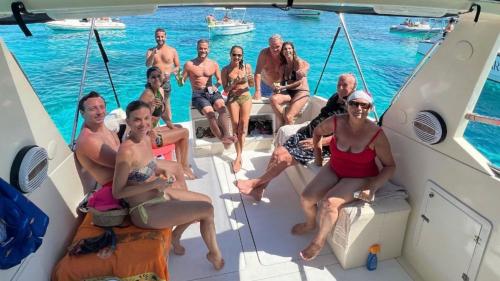Groupe de personnes à bord de la vedette dans les criques de la Maddalena