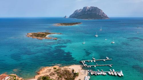 Blick von oben auf Tavolara und die Insel Molara