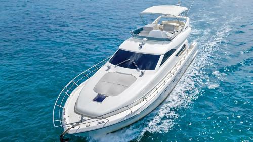 Yacht in den kristallklaren Gewässern der Küste von Villasimius
