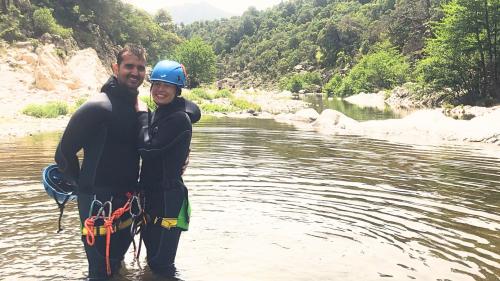 Senderistas en las aguas del Río Forru