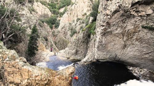 Cascadas de Piricanes para una experiencia de barranquismo guiada