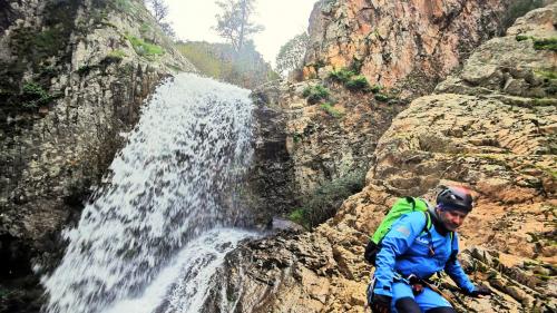 Turista visita las cataratas Piricanes con guía