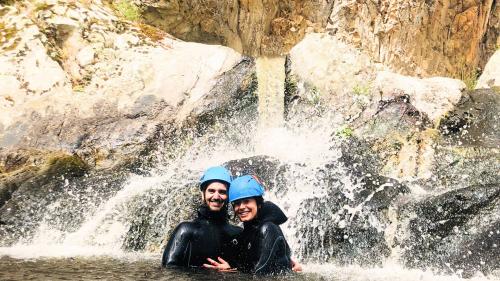 Senderista durante una excursión guiada de barranquismo en Piricanes