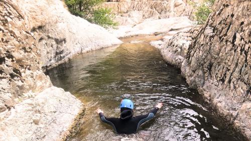 Senderista durante una excursión guiada de barranquismo en Piricanes