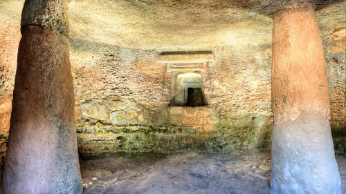 Interno di una domus de janas da visitare nella zona di Alghero