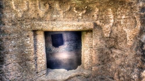 Ingresso di una domus de janas nella zona di Alghero con simboli antichi 