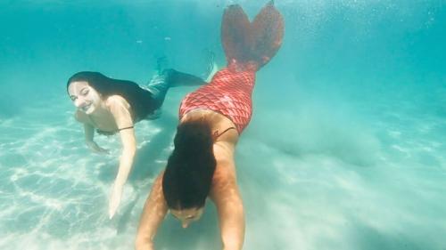 Les filles nagent comme des sirènes dans la mer turquoise de Cagliari 