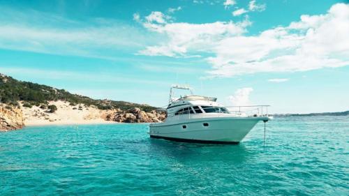  Yacht in den kristallklaren Gewässern des Archipels von La Maddalena
