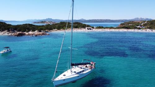 Segelboot in den kristallklaren Gewässern des Archipels von La Maddalena