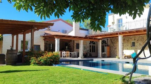 Vista de una antigua villa en Sorso
