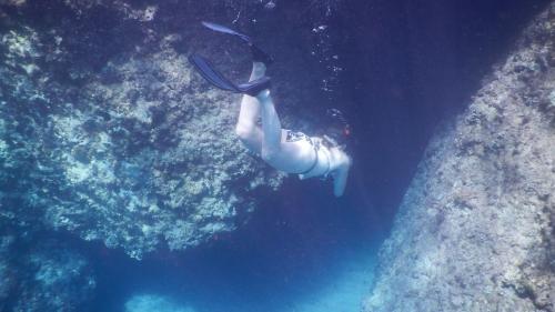 Chica disfrazada buceando entre las rocas del Golfo de Orosei