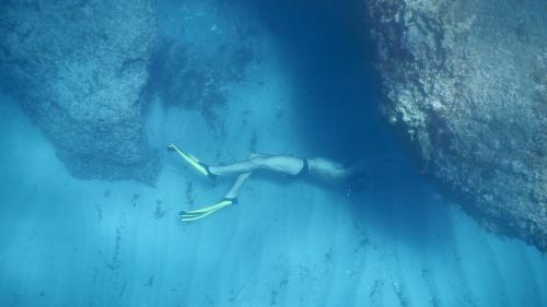 Practique snorkel en las aguas cristalinas del golfo de Orosei