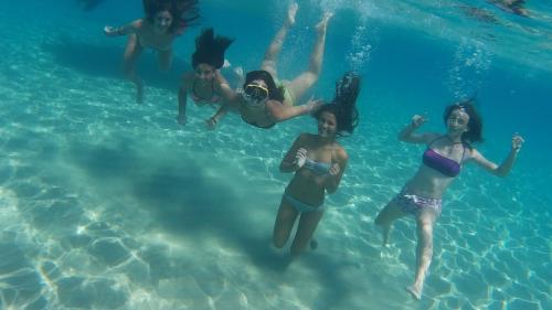 Grupo de chicas jóvenes en las aguas cristalinas del Golfo de Orosei