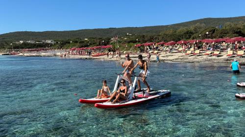 Famiglia che noleggia due bici d'acqua nel mare di Stintino