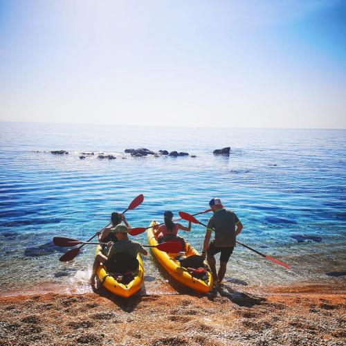 Escursionisti pronti per partire per escursione in kayak