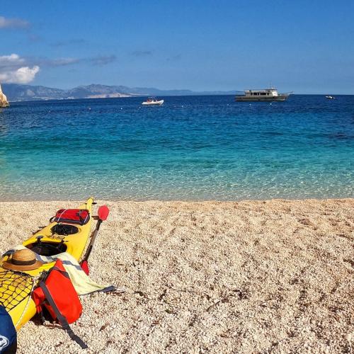 Kayak in spiaggia di fronte al mare turchese del Golfo di Orosei