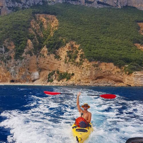 Ragazzo in kayak durante escursione giornaliera