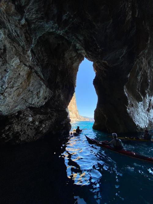 Grotte nel Golfo di Orosei in cui entrare in kayak