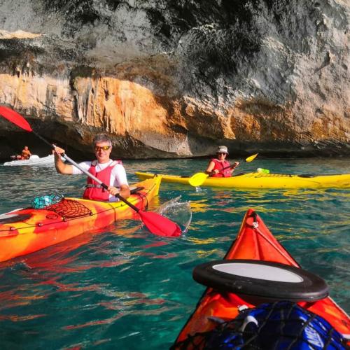 Personas en kayaks durante la excursión