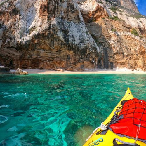 Kayak en la costa del Golfo de Orosei