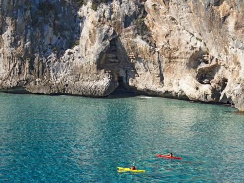 Excursionistas en kayak entre la naturaleza del Golfo de Orosei