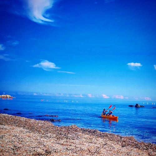 Excursionistas en kayak en el mar turquesa