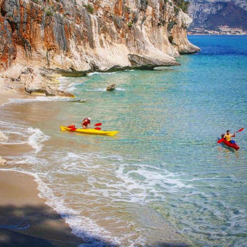 Los excursionistas en kayak parten desde Cala Luna