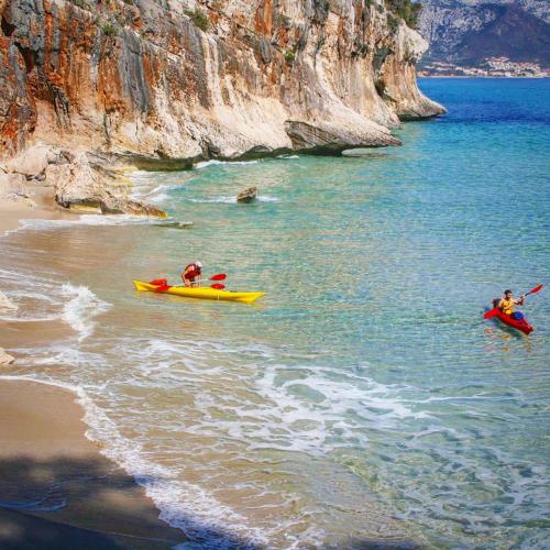 Escursionisti in kayak ripartono da Cala Luna