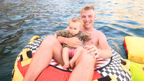 Padre e hijo juegan en el agua durante una divertida experiencia en Cagliari