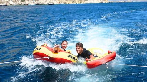 Niños con un donut remolcado por un barco en el Golfo de Cagliari