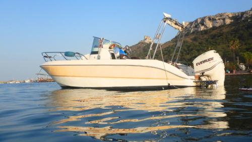  Barco en el Golfo de Cagliari para juegos acuáticos