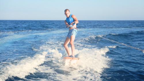 Niño haciendo wakeboard en Cagliari
