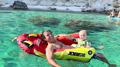 Padre e hijo juegan en el agua durante una divertida experiencia en Cagliari