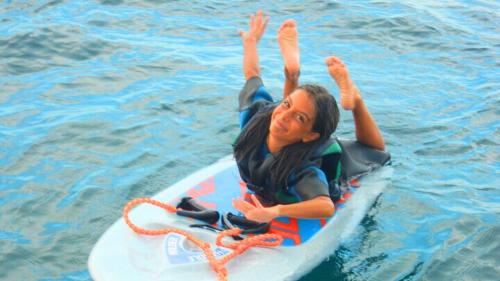 Una niña disfruta con los juegos de agua en Cagliari