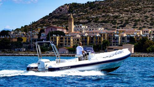 Embarcación auxiliar y Cagliari al fondo