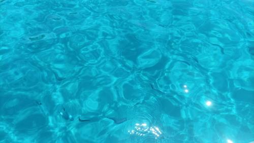 Agua azul en el Golfo de los Ángeles en Cagliari