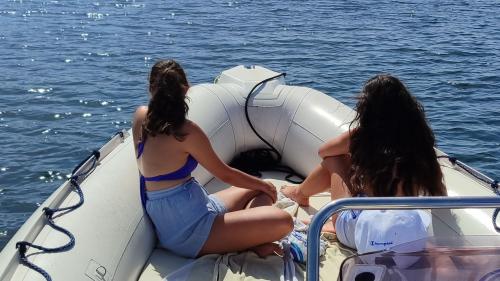 Dos chicas se relajan en la proa del bote