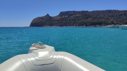 Parada de lancha en Poetto con vistas a la Sella del Diavolo (Silla del Diablo)